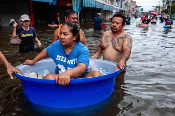 Người dân di chuyển sơ tán ngập lụt ở Bangkok