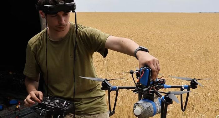 UAV FPV cũng có thể tấn công nhiều loại khí tài với chi phí thấp hơn đáng kể. Tuy nhiên, không nên hiểu rằng mọi UAV đều có thể dễ dàng săn trực thăng.