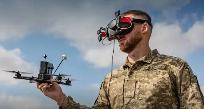 Vì vậy, mối đe dọa lớn hơn nằm ở việc UAV giúp phát hiện, theo dõi và chỉ thị mục tiêu cho nhiều loại hỏa lực khác nhau.