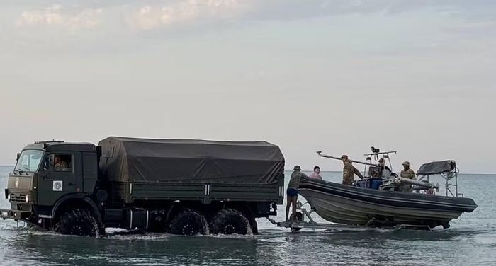 Biển Caspi trải dài giữa Kazakhstan, Nga, Turkmenistan, Iran và Azerbaijan. Khu vực ven biển phía Kazakhstan có điều kiện thời tiết thay đổi nhanh, với gió mạnh có thể khiến tình hình trên mặt nước biến động trong thời gian ngắn.