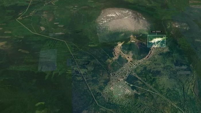 Trong số đó có ít nhất 22 nghìn tấn thép, hơn 56,5 nghìn tấn xi măng, khoảng 600 km cáp điện, 21 trạm biến áp điện, 182 thiết bị thông gió, 95 thiết bị hạng nặng và hàng trăm linh kiện dùng để khoan đá.