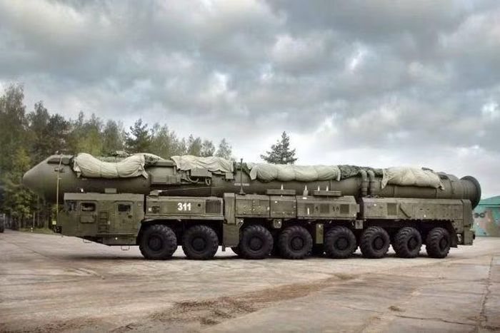 Nó được tạo ra trong thời Chiến tranh Lạnh để duy trì khả năng phát động một cuộc tấn công trả đũa hạt nhân ngay cả khi sở chỉ huy quan trọng bị phá hủy và liên lạc với giới lãnh đạo quân sự - chính trị cấp cao bị gián đoạn.