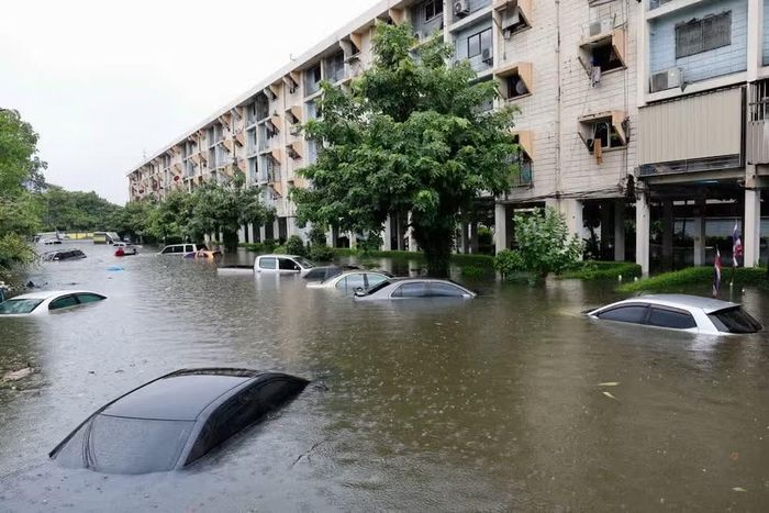 Ngày 27-9, Thống đốc Bangkok Chadchart Sittipunt thông báo trên mạng xã hội rằng một số tuyến đường vẫn bị ngập và mực nước trong các kênh rạch của thành phố vẫn còn cao, nhưng chính quyền đang nỗ lực đẩy nhanh việc thoát nước