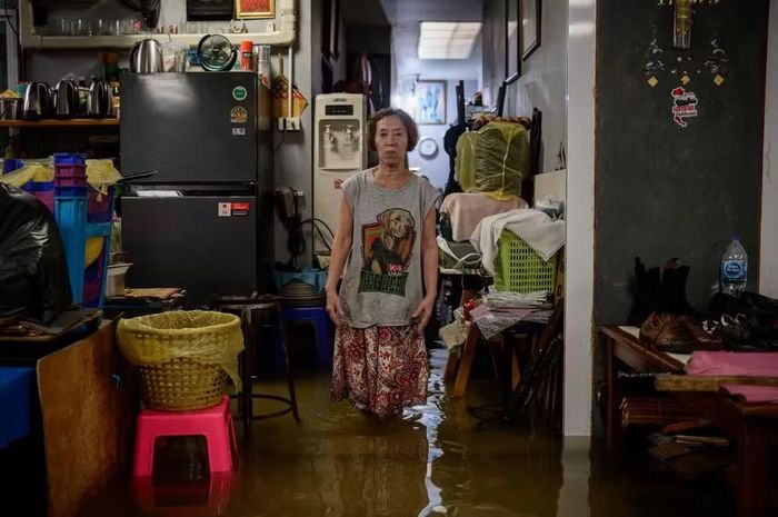 Những cửa hàng gần nhà anh - nơi nước vẫn ngập đến ngực - đang cạn kiệt hàng hóa, người đàn ông 30 tuổi cho biết