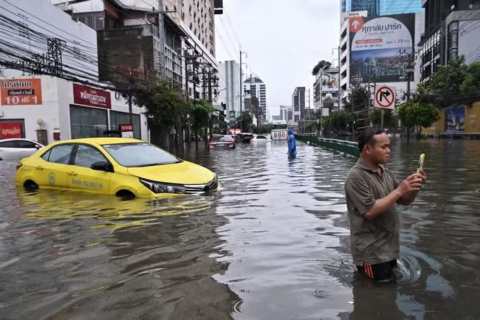 Anh đã đợi khoảng hai tiếng đồng hồ trong hàng chờ thanh toán, khách hàng chen chúc bên trong nhưng rất ít nhân viên làm việc