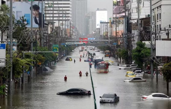 “Mọi người không thể ra khỏi nhà. Chúng tôi sắp hết thức ăn rồi, nên tôi ra ngoài mua một ít”, Aduenan Surorot, một người lái xe ôm, nói với hãng tin AFP bên ngoài một cửa hàng tạp hóa