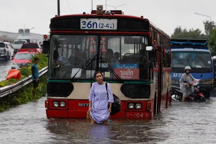 Một số cửa hàng đã hết sạch hàng hóa vào cuối tuần khi người dân đổ xô đi mua nhu yếu phẩm, trong khi rau quả tươi ở các quầy hàng ở chợ được giữ khô ráo trong các hộp xốp hoặc treo ngay phía trên mực nước