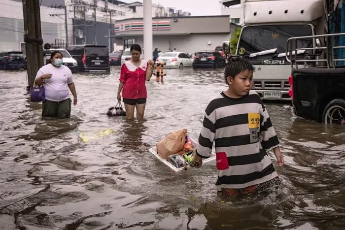 Theo Cục Phòng chống và Giảm nhẹ Thảm họa, lũ lụt cũng được ghi nhận vào ngày 27-9 tại 25 tỉnh ở Thái Lan. Bộ Quốc phòng Thái Lan cho biết hơn 10.000 binh sĩ đã được triển khai trên toàn quốc để hỗ trợ các nỗ lực cứu trợ lũ lụt. Chính quyền thành phố cho biết dự báo sẽ có mưa suốt ngày 27-9 tại Bangkok và các tỉnh lân cận, và sẽ bắt đầu giảm dần vào ngày mai 28-9