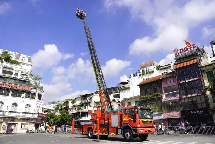 Sự tham gia tích cực của đông đảo người dân từ các em nhỏ đến người cao tuổi đã biến không gian Hồ Gươm cuối tuần qua trở thành một "lớp học kỹ năng" đầy ý nghĩa