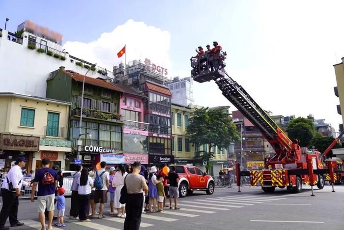Người dân hào hứng trải nghiệm xe thang chữa cháy chuyên dụng từ độ cao hàng chục mét ngay không gian phố đi bộ