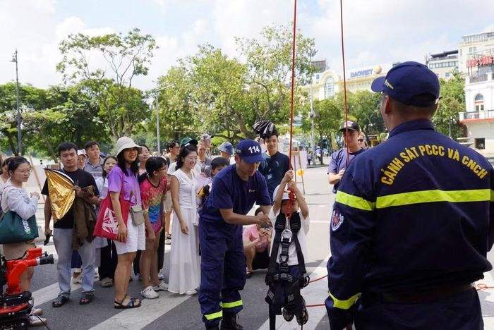 Các em nhỏ hào hứng tham gia trải nghiệm thoát hiểm an toàn với dây bảo hộ chuyên dụng