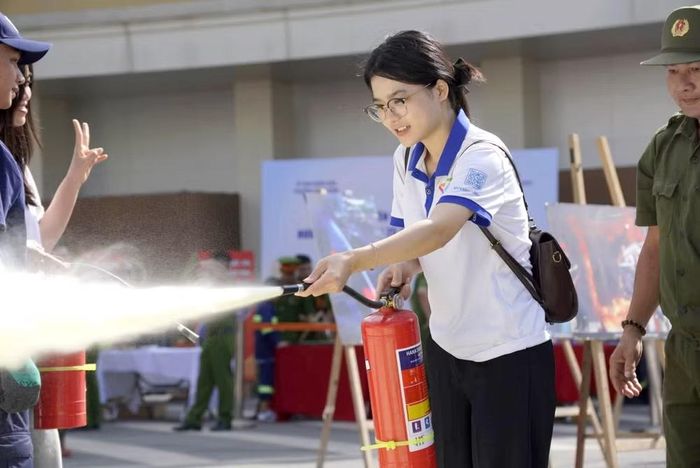 Các bạn trẻ thao tác dập tắt đám cháy giả định