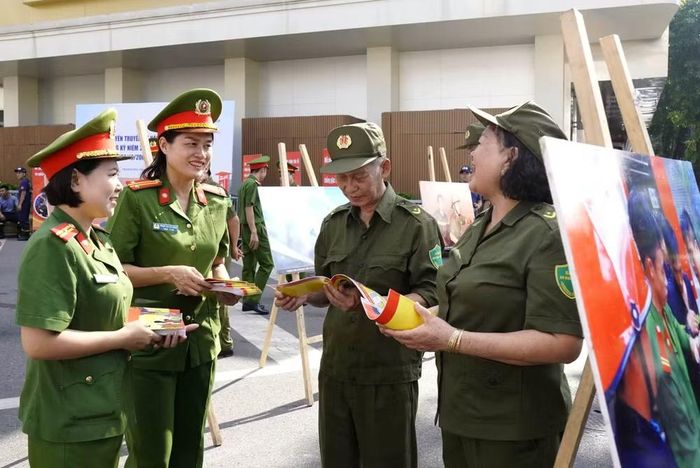 Sự tham gia tích cực của lực lượng bảo vệ an ninh, trật tự ở cơ sở cùng đông đảo người dân, phụ huynh và học sinh đã tạo nên một "lớp học kỹ năng" sinh động ngay tại Hồ Gươm