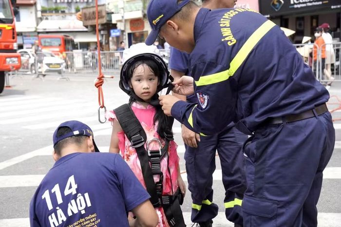 Hoạt động này giúp các em rèn luyện kỹ năng sinh tồn và trang bị kiến thức cần thiết để xử lý tình huống khẩn cấp