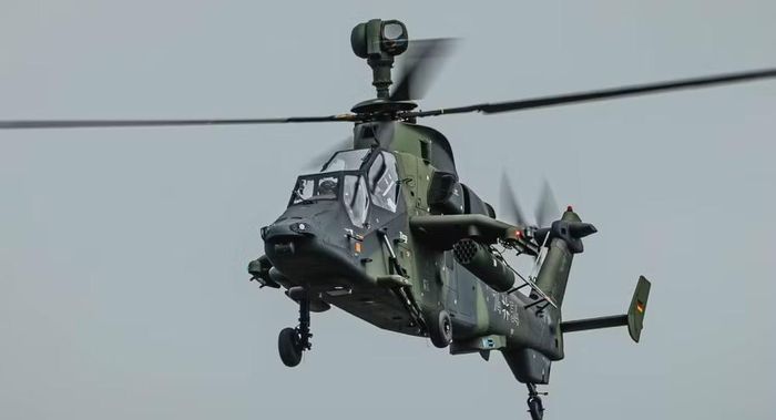 Tháng 6/2021, Bộ Ngoại giao Mỹ đã phê duyệt việc bán trực thăng tấn công AH-64E Apache, Lục quân Australia nhận được những chiếc đầu tiên vào tháng 10/2025. Tổng cộng 29 máy bay dự kiến ​​sẽ được giao vào năm 2029 theo hợp đồng trị giá 3,5 tỷ USD.