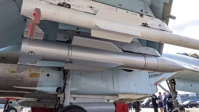 Đầu đạn là loại nổ mảnh có sức công phá cao nặng 60 kg. Thiết bị nổ có hai cảm biến mục tiêu: radar chủ động không tiếp xúc và radar tiếp xúc.