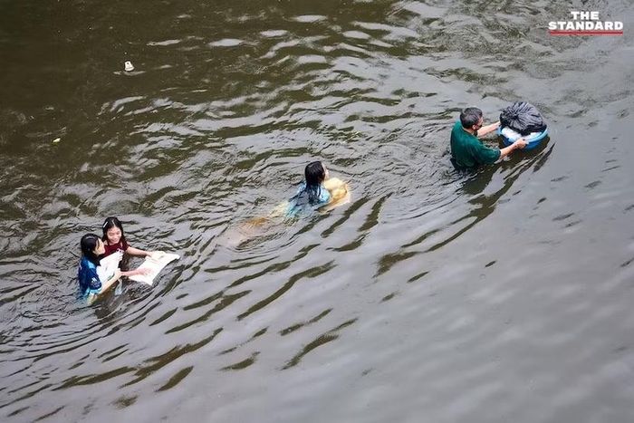 Mưa ngập ở Khlong Chan, Bangkok