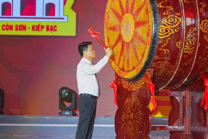 Bí thư Thành ủy Hải Phòng Lê Ngọc Châu thực hiện nghi thức đánh trống khai hội. 