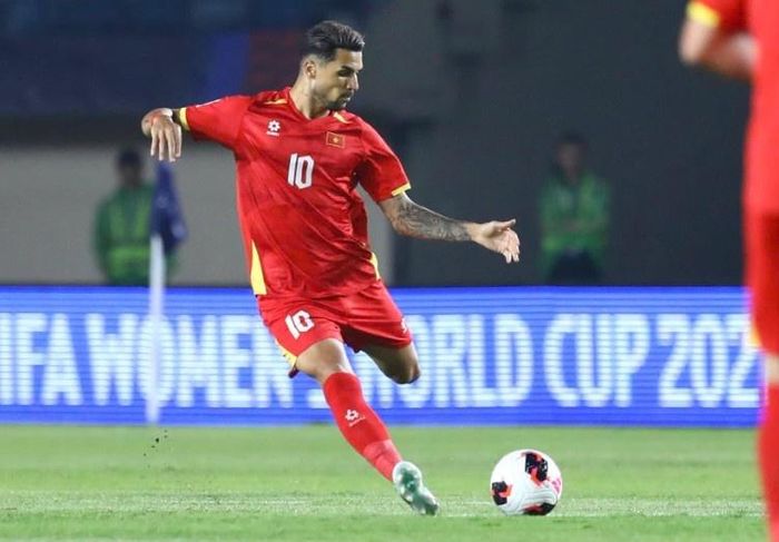  Xuân Son thường phải lùi sâu và ít có cơ hội nhận bóng trong tư thế thuận lợi trước khung thành Philippines. Ảnh: Minh Chiến. 