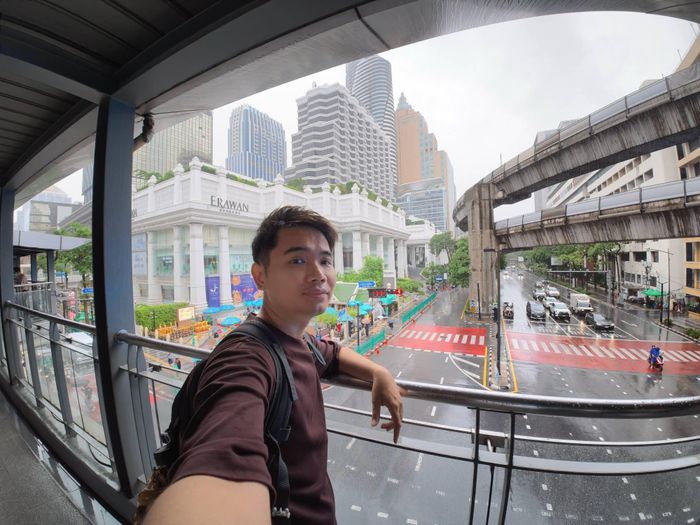 Ngày 26/9, anh Vinh vẫn di chuyển được vào trung tâm Bangkok nhờ hệ thống tàu điện. Khu vực trung tâm cũng ít nơi ngập nặng hơn. Ảnh: Nhân vật cung cấp.
