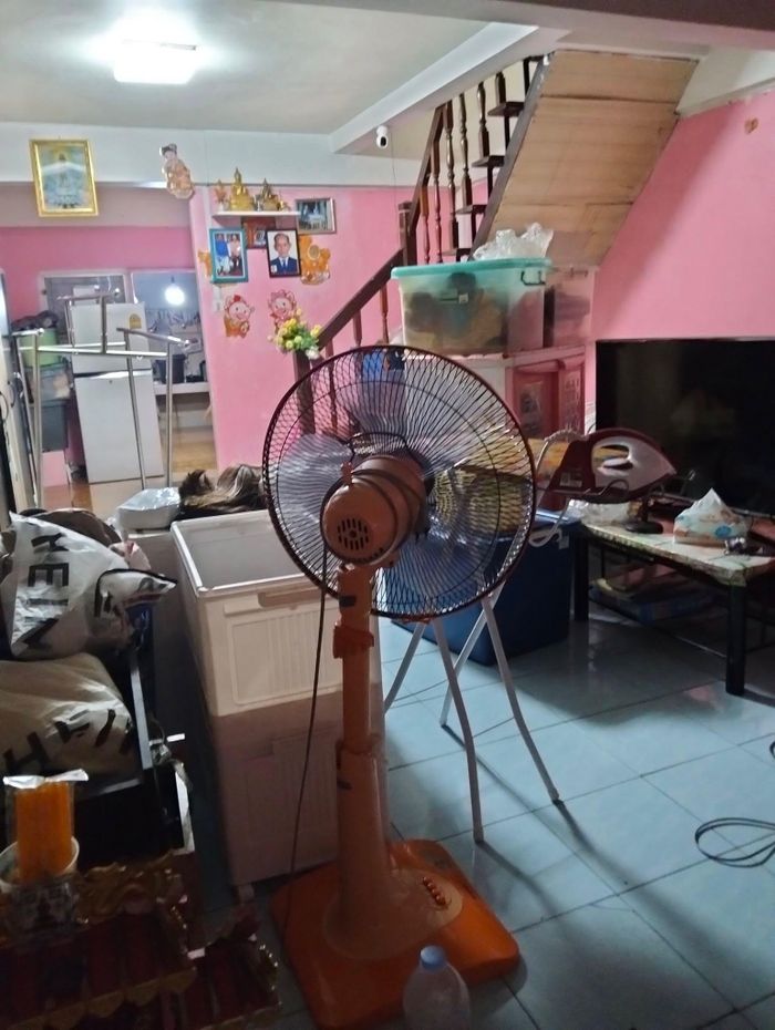 Nước từ ngoài đường nhanh chóng tràn vào nhà chị Thùy trong ngày 26/9. Ảnh: Nhân vật cung cấp.