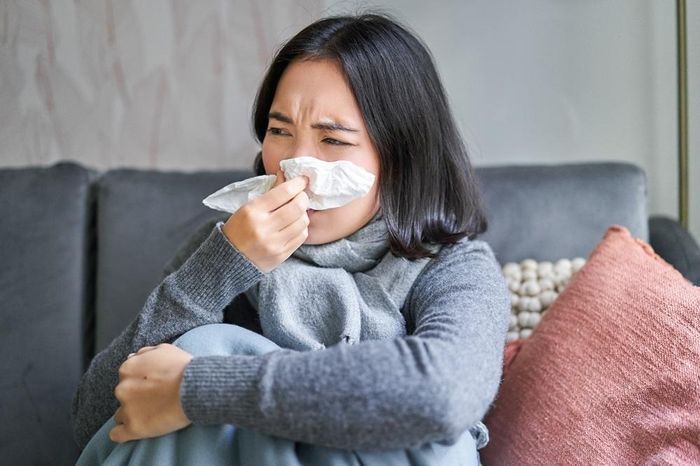 Nghẹt mũi một bên kéo dài, chảy máu mũi hoặc dịch mũi bất thường là những dấu hiệu không nên bỏ qua. Ảnh: Freepik.