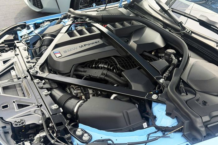  Xe được trang bị động cơ M TwinPower Turbo 3.0L 6 xy-lanh thẳng hàng cho công suất tối đa 480 mã lực, giúp xe tăng tốc 0-100 km/h trong 4 giây với hộp số tự động và 4,2 giây với hộp số sàn. Ở kích thước và tầm giá của M2, đây là mẫu xe được đánh giá là một trong những mẫu xe mạnh mẽ nhất. 