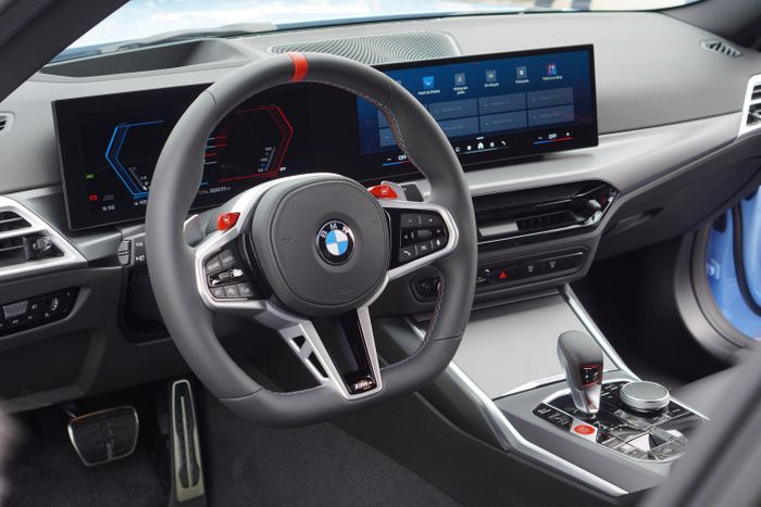  Tương tự M3 hay M4, không gian khoang lái của M2 cũng lấy gam màu xám chủ đạo. Nếu có nhu cầu, người mua có thể nâng cấp lên vô lăng bọc da Alcantara M. Màn hình sau vô lăng 12,3 inch nối với màn trung tâm 14,9 inch. 