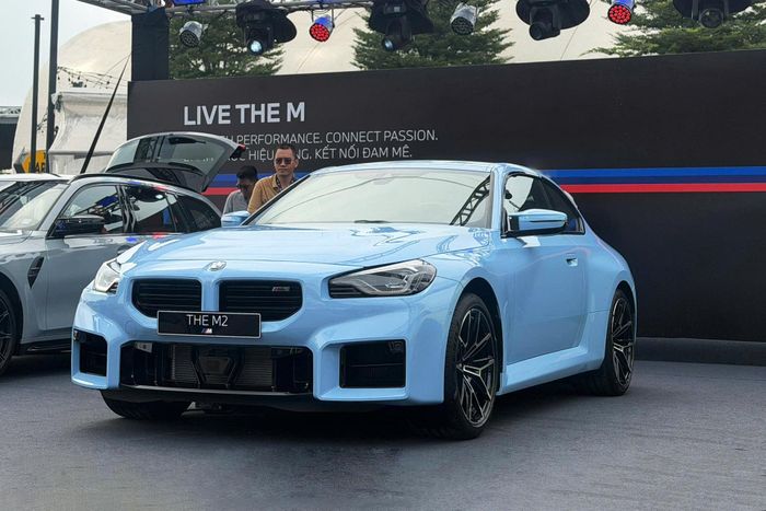  Xe mở bán với duy nhất bản dáng coupe 2 cửa. M2 có kích thước dài x rộng x cao lần lượt là 4.580 x 1.887 x 1.403 mm, trục cơ sở 2.747 mm. 