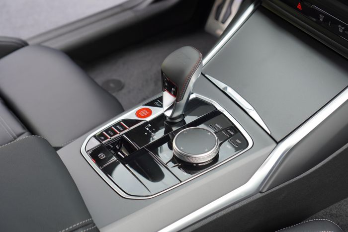  So với M3 Touring hay M4, M2 không có các phần ốp carbon. Xung quanh xe còn có ốp nội thất vệt màu xanh đỏ M phát sáng. 