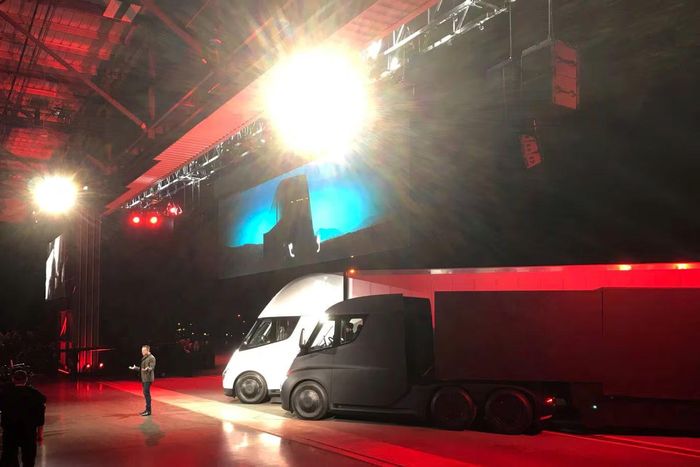  Tesla lần đầu giới thiệu Semi vào tháng 11/2017 và dự kiến bắt đầu sản xuất từ năm 2019. Tuy nhiên, chương trình liên tục trì hoãn do những thách thức về công nghệ cũng như yếu tố địa chính trị. 