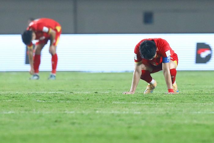  Sau trận, Đình Bắc và nhiều cầu thủ Việt Nam gục xuống sân. Khởi đầu chật vật với Philippines hứa hẹn một kỳ FIFA ASEAN Cup khốc liệt hơn rất nhiều cho tuyển Việt Nam. 
