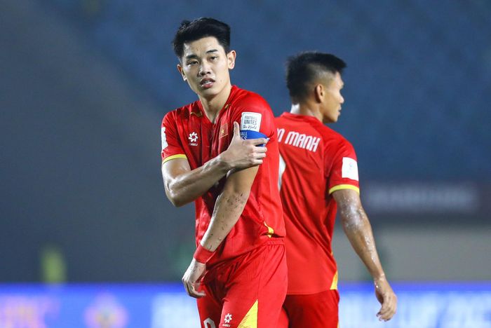  Đàn anh Phạm Xuân Mạnh đeo băng đội trưởng của Xuân Son cho Đình Bắc, đánh dấu ngày trọng đại với cầu thủ trẻ này. Ở tuổi 22, Đình Bắc trở thành đội trưởng của tuyển Việt Nam trong một trận chính thức thuộc giải đấu của Liên đoàn Bóng đá Thế giới (FIFA). 