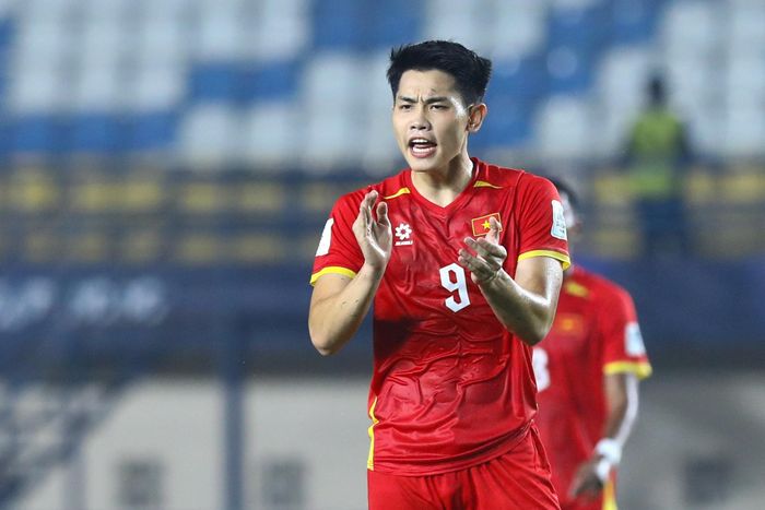 Cả Xuân Son và tân đội phó Nguyễn Đình Bắc đều thi đấu quyết liệt, cố gắng thể hiện, thúc giục đồng đội trong ngày nhận trọng trách mới. Với Đình Bắc, anh mới được bổ sung vào ban cán sự đội sau mùa giải ASEAN Cup thành công rực rỡ. 