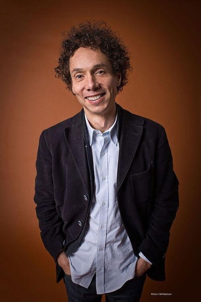 Sách The American Way of Killing (trái) và tác giả Malcolm Gladwell. Nguồn ảnh: Amazon. 