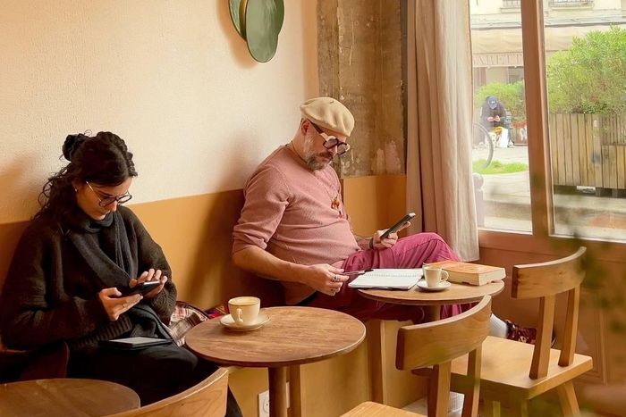 Khách đến quán ngày càng đông hơn sau sự cố cúp điện.