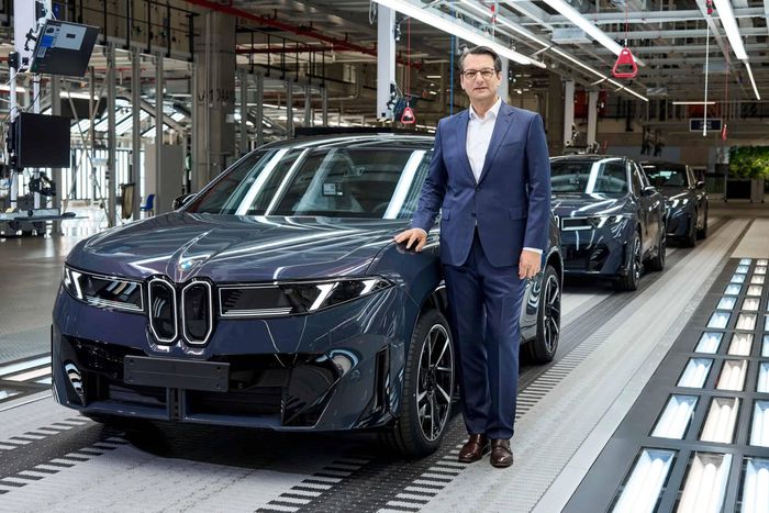 CEO BMW Milan Nedeljkovic cho rằng các sản phẩm Trung Quốc giá rẻ đang tạo ra rủi ro đối với ngành công nghiệp ôtô châu Âu, nhưng phản đối việc áp thêm thuế và đề xuất các thỏa thuận tự nguyện về giá thay thế.