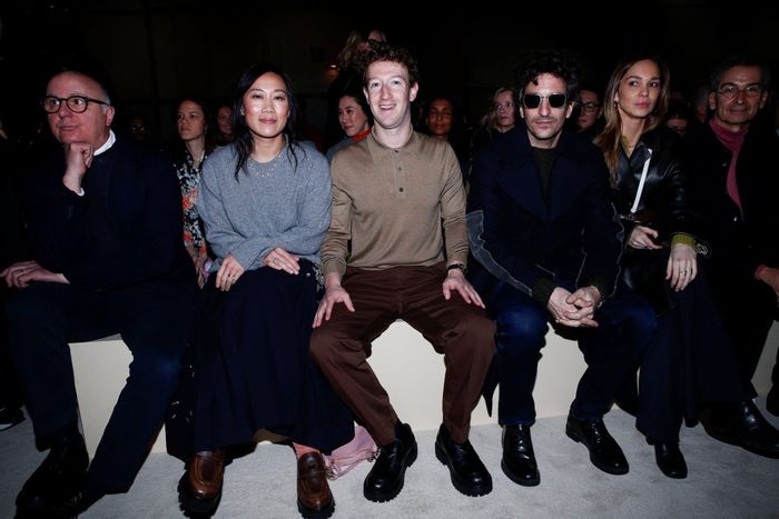Zuckerberg và Chan xuất hiện tại show thời trang của Prada, dấy lên đồn đoán hợp tác. Ảnh: Alessandro Garofalo/Reuters.