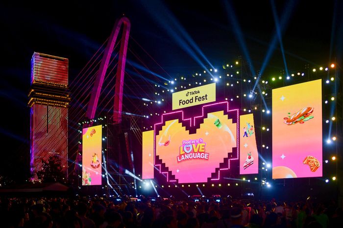 Sau 2 ngày diễn ra tại Công viên bờ sông Sài Gòn, TikTok Food Fest 2026 đi đến chặng cuối. Từ một món ăn, một sở thích hay một ca khúc, những người xa lạ được đưa về cùng một không gian để chia sẻ trải nghiệm, kết nối và cùng nhau tạo ra những kỷ niệm đáng nhớ.