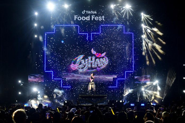 Tiếng Yêu là đêm concert thứ 2 trong khuôn khổ TikTok Food Fest 2026, sau Tiếng Thương diễn ra tối 25/9. Hai đêm nhạc quy tụ tổng cộng 24 nghệ sĩ, bên cạnh chuỗi hoạt động ẩm thực, giải trí và kết nối cộng đồng của lễ hội. 