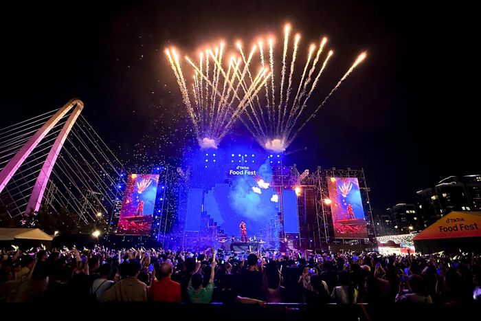Từ một đêm nhạc mở đầu bằng những tiết mục trẻ trung, concert liên tục tăng nhịp qua từng chương. Sự thay đổi không chỉ nằm ở âm nhạc mà còn thể hiện qua phản ứng của đám đông, từ theo dõi sân khấu, quay video, hát theo đến nhảy cùng nhau trong những tiết mục cuối. 