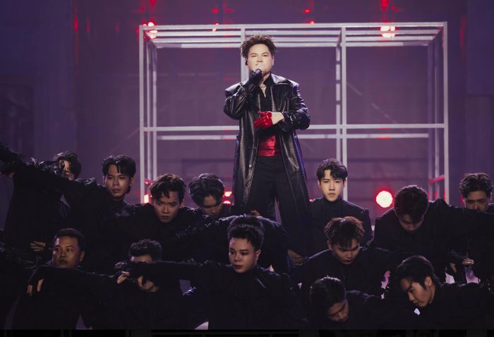 Hoàng Tôn gai góc trong phần rap ở tiết mục Tìm lại.