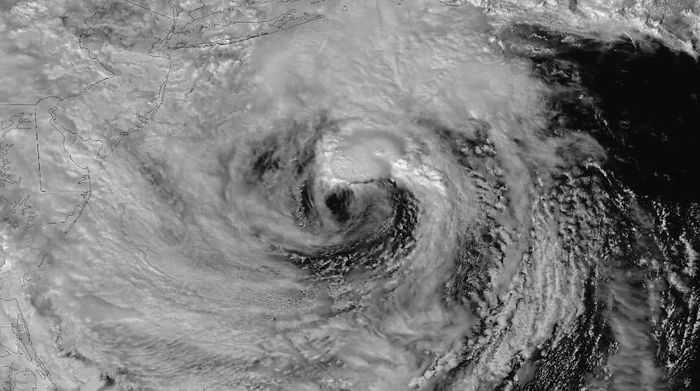  Nor’easter ngoài khơi bờ Đông nước Mỹ xuất hiện một vùng giống “mắt bão” trên ảnh vệ tinh ngày 26/9. Hiện tượng này xảy ra khi không khí ấm bị giữ lại ở tâm xoáy thuận, tạo vùng trung tâm đôi lúc quang mây; các đám mây dông hình thành xung quanh cho thấy khối khí ấm đang bốc lên. Ảnh: CIRA/CSU & NOAA.