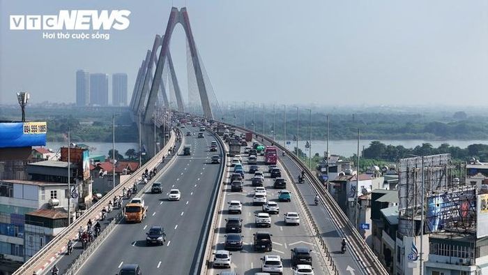 Cầu Nhật Tân được tổ chức 8 làn xe gồm 6 làn ô tô và 2 làn xe máy. Ảnh: Minh Tuệ.