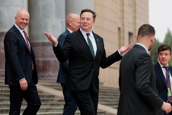  Tỷ phú Elon Musk và các lãnh đạo doanh nghiệp hàng đầu Mỹ trong chuyến tháp tùng Tổng thống Donald Trump đến Trung Quốc hồi tháng 5. Ảnh: Reuters.