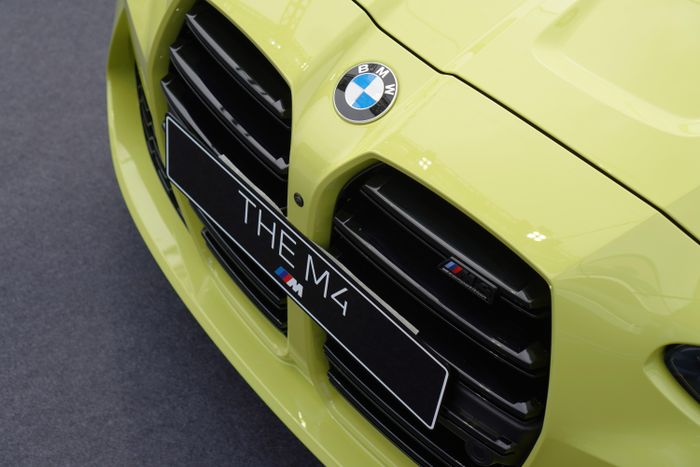 Tại Việt Nam, M4 được bán với giá 5,599 tỷ đồng. Mức giá này của BMW M4 ngang Audi RS5, Mercedes-AMG C63 S Coupe.