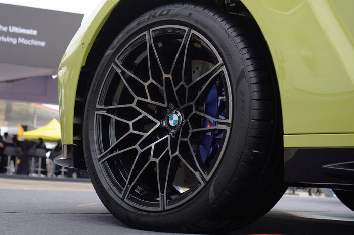 Xe sở hữu bộ mâm 19 inch, đi cùng hệ thống phanh hiệu năng cao M và hệ thống treo thích ứng Adaptive M.