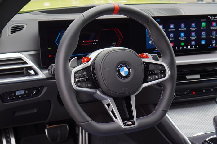 BMW M4 Competition M xDrive sở hữu động cơ 530 mã lực, mô-men xoắn 650 Nm, kết hợp hộp số M Steptronic 8 cấp và hệ dẫn động bốn bánh M xDrive ưu tiên cầu sau. Hệ thống M Mode cùng các thiết lập Road, Sport và Track cho phép người lái tùy chỉnh chiếc xe theo từng điều kiện vận hành.