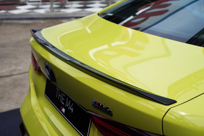 Phần đuôi với cánh gió kiểu thể thao trên BMW M4.