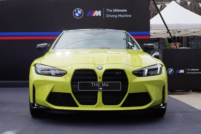 M4 là một chiếc sedan dáng coupe 2 cửa với trọng tâm thấp, tỷ lệ thân xe thể thao cùng khung gầm được phát triển dành riêng cho dòng BMW M.